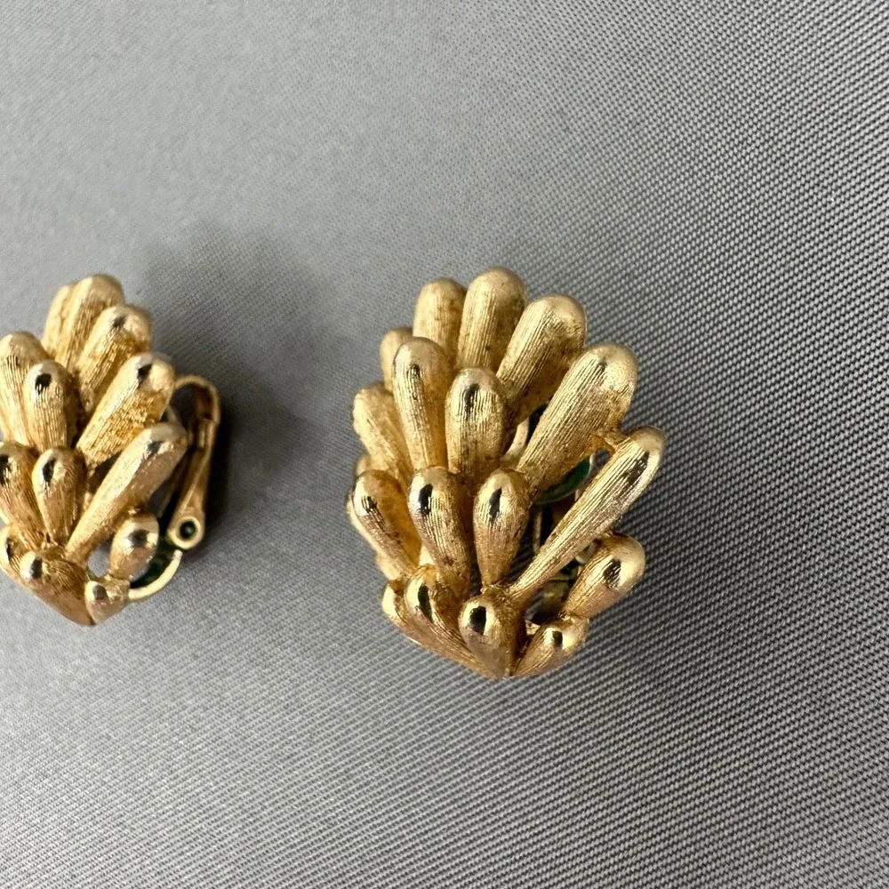 Vintage Trifari Crown Gold Tone Thistle Brooch and Clip On Earring Set Signed‎